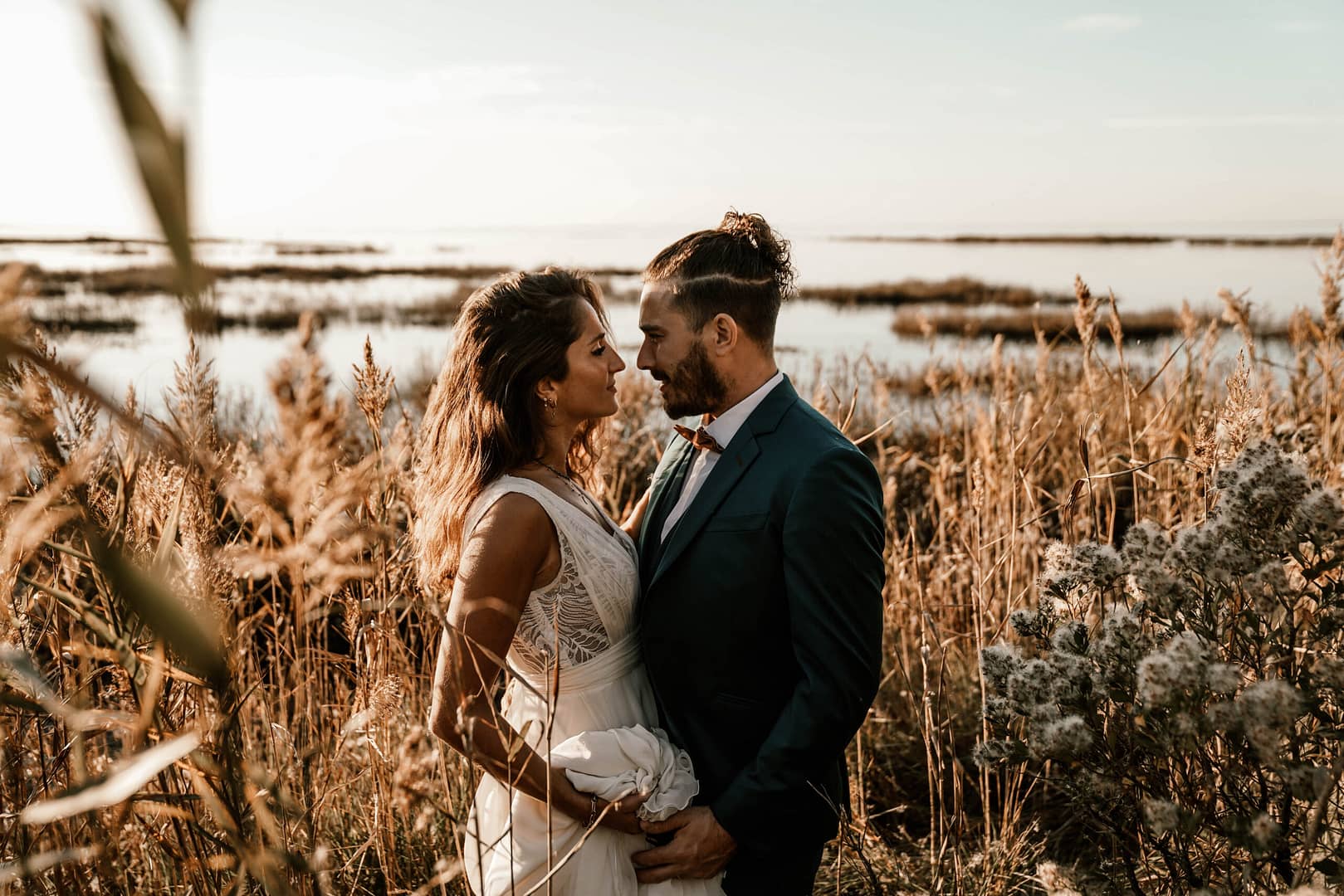 Image d'un couple au bord de l'eau sur le bassin d'Arcachon pour leur mariage